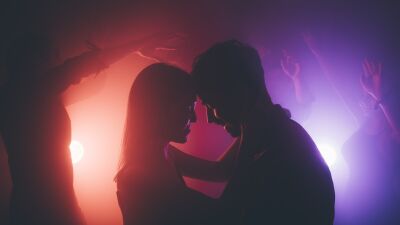 アメリカとイギリスの音楽フェス参加者の5人に1人が "フェス会場でSEX" したことがある !? 一方で女性は性病や衛生面を気にしている…最も性的なフェスはバーニングマン!!