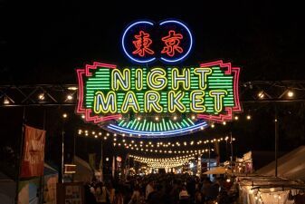 2025年5月22日〜25日に代々木公園にて無料開催、グルメとライブやDJによる音楽、大道芸、縁日等が楽しめる「東京ナイトマーケット 2025」出演アーティスト発表
