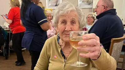 イギリスのダンス大好きなおばあちゃん、105歳の誕生日の老人ホームで "レイヴ開催" 希望、老人ホームのスタッフが準備中……昨年度の誕生日も踊りまくりだった模様
