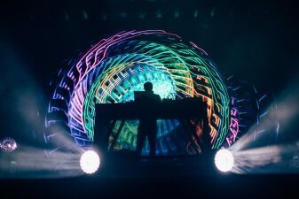 エレクトロニック・アーティストJon Hopkins (ジョン・ホプキンス) の新曲「Forever Held」がNASAの「Lunar Codex」タイムカプセルの一部として月面に送られることが決定