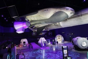 米フロリダ州にあるNASAのケネディ宇宙センターにて、宇宙をイメージしたコスプレ推奨のテクノパーティー「Kennedy Under the Stars」が2月2日に開催