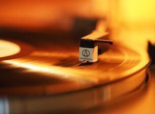 レコード製作におけるカーボンフットプリント (温室効果ガスの排出量) が明らかに…将来的には5つの戦略での温室効果ガス排出量削減に期待