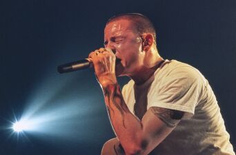 Linkin Park (リンキン・パーク)  故チェスター・ベニントンの母、新ボーカル起用に怒り心頭…マイク・シノダは生前のチェスターに「バンドを辞めるなら女性ボーカルを起用する」と脅していた？