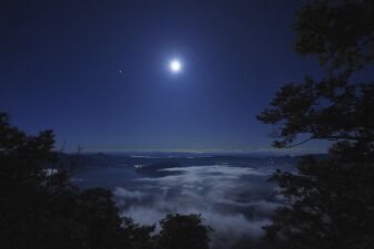 「月がとっても青いから…」秋日の湖上でお月見と昭和歌謡を楽しむ「十和田湖ムーンクルーズ」9月10日（土）〜計7回開催！ 湖畔ではスカイランタンイベントの開催も