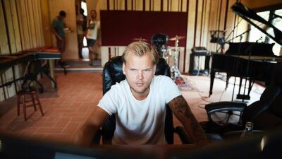 Avicii (アヴィーチー)、自殺直前に精神状態が悪化し家族に電話…心配した家族が駆けつけようとしたが、故郷から遠く離れていたため間に合わなかったことが明かされる