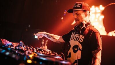 deadmau5 (デッドマウス) 、自身のAI ディープフェイクを無断作成され、他のアーティストのプロモーションに使用されて「めちゃめちゃ怖い」「才能のないクソ野郎ども」と激怒