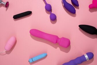 カナダのDJ/ProducerのKoji Aiken、カナダのセックストイ会社の製品プロモーションで、ハイパワーなバイブの音をサンプリングしたドラムンベースの製作風景を公開