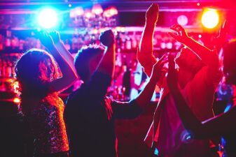 どうなるパーティーアイランド…？ 新たな政治組織がイビサのビーチクラブやホテルでのパーティー禁止に向けて政府に圧力、ゲスト滞在の質を上げるための新たな法律も施行