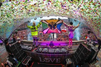 【Tomorrowland 2020】のテーマが、2019年のメインステージの中に...!?!?