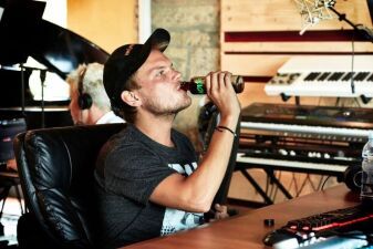 【Avicii】家族が Avicii 死後の声明を発表 ＆ ファンが亡くなる６日前の写真を公表
