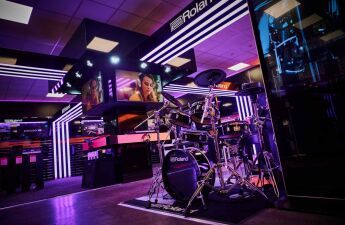 新たな店舗販売の形!? 総合電子楽器メーカーの Roland（ローランド）、照明や音楽、ビデオ等をお客様それぞれに合わせて自由自在に変えられるASXを導入