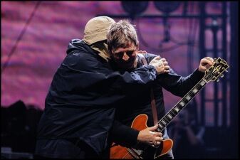 Oasis (オアシス) 10月25日 (土) 東京ドーム初日公演のオフィシャル・ライヴレポートが到着＆セットリストのプレイリストも公開