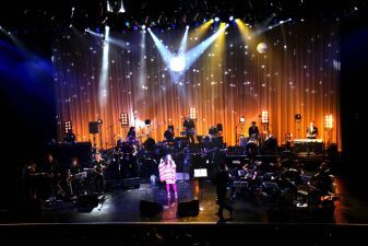 ダンスミュージック・オーケストラA Hundred Birdsが恒例のクリスマス・スペシャルライブを開催