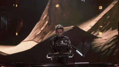ZEDDがテレビ番組でAllesia Caraと共に「Stay」を生演奏！