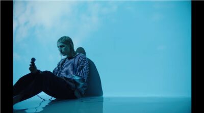 ポーター・ロビンソンが滑って危ない！ 新曲 MV のNG 集を公開