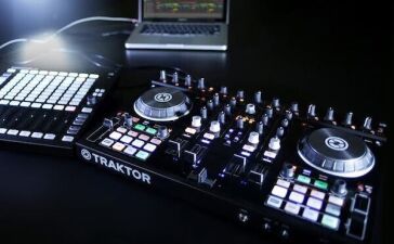 NIがMASCHINEとTRAKTORでAbleton Linkを活用したパフォーマンスビデオをリリース