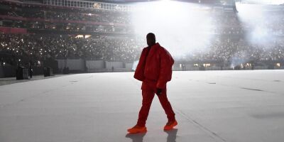 アルバム完成まで「メルセデス・ベンツ・スタジアム」に住むと宣言のKanye West（カニエ・ウエスト）、スタジアムに作った部屋の写真を公開！そんなKanyeの最新ファッションはストッキング覆面……？