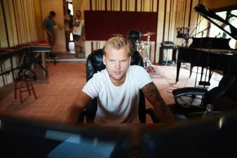 Avicii、ニューアルバムの制作を行っているレコーディングスタジオができるまでのムービーを公開！
