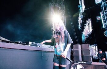 Alison WonderlandのフィルターがSnapchatに追加、Instagram にはAWステッカーも!!