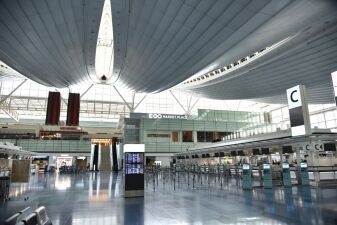 日本への入国時に「14日間隔離します」と書かれた誓約書への署名が必要に。14日間の隔離規則に違反した場合は氏名公表などの処罰、外国人居住者は強制送還の可能性も