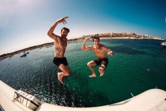 【The Chainsmokers】Andrew Taggart、サッカー選手顔負けのテクニックを見せつける!?