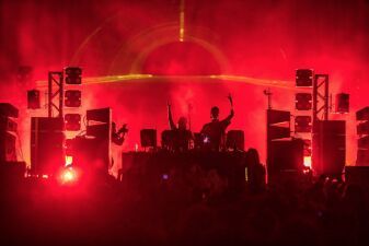 【動画アリ】スクリレックスとボーイズ・ノイズのユニット Dog Blood がフェスで新曲を披露！
