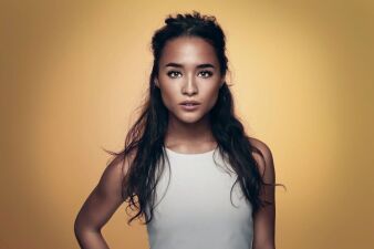 Yellow Clawに才能を見出された美人女性シンガーことYade Laurenとは？