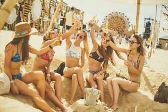 「CORONA SUNSETS FESTIVAL 2018」夏の沖縄のビーチで最高の音楽とキンキンに冷えたビールを堪能