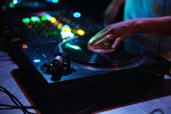 アメリカの「DJ TIMES」が2018年のベスト DJ を発表！１位を手にしたのは...？