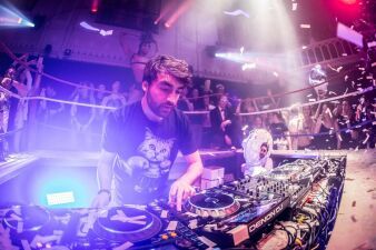 Oliver HeldensがHI-LO名義でDada Lifeとコラボした新曲『Love Vibrations』を公開