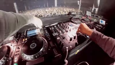 Tiesto がカウントダウンイベントで DJ 中の手元映像を公開！
