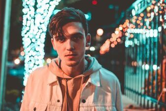 【LAUV】単独日本公演を大成功に収めた大物新人アーティスト LAUV に独占インタビュー！