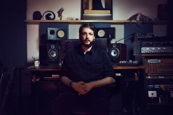 ONEOHTRIX POINT NEVERが 「THE PURE AND THE DAMNED」のMVを公開！