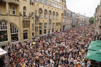 ナイトライフ・フェスティバルへの新型コロナ規制に15万人が街頭で抗議 ＆ 9月25日からナイトライフ事業では新型コロナ「健康パスポート」義務付け、ソーシャルディスタンスは解除……オランダ