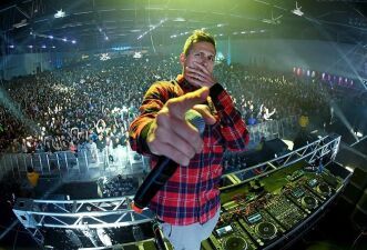 Kaskade（カスケイド）、カウントダウンイベントでステージ上で転倒 → 逆にカッコいい感じになる