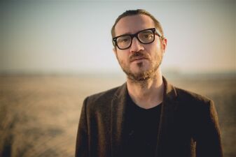 ジョン・フルシアンテによるダンス・ミュージック・プロジェクト、トリックフィンガー『II』のトレイラーが公開！