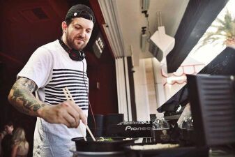 Dillon Francis、自宅で「ひとりULTRA」開催！面白すぎる動画をチェック！