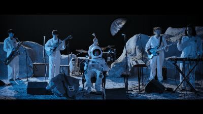 若き孤高の天才、King Krule（キング・クルール）が 月面でライブを披露！？