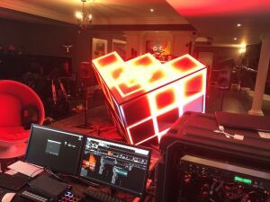 Deadmau5がおニューのオリジナルキューブ型ハイテクステージと「Strobe」のオーケストラリミックスをお披露目！！