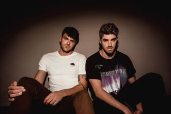 【The Chainsmokers】2018年第6弾は NGHTMREとのダンス・トラック！最新シングルMVも公開中！