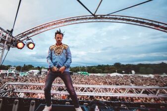 【TOMORROWLAND 2018】Martin Solveig、第1週大トリで生歌を披露！