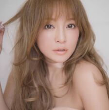 浜崎あゆみ、全国ロングツアーのLIVE写真撮影を許可。さらに人気ストリートブランドとのコラボグッズを発表
