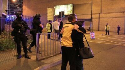 アリアナ・グランデのマンチェスター公演で爆発事件発生