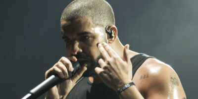 Drake、体調不良でアムステルダムのショーを延期。ショーの日程が3度も変わる事態に。