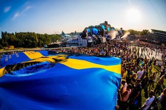 【TOMORROWLAND 2018】多くの DJ が Avicii のヒット曲をプレイ！フラッグも登場