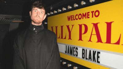 エレクトロニックシーンの重鎮James Blake (ジェイムス・ブレイク) 、音楽シーンにはびこるColdplay (コールドプレイ) を "ダサい" とする風潮を猛烈批判「ダサいと言う方がダサい」
