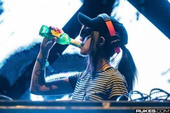 ULTRA JAPANにも出演する大注目フィーメールDJ REZZが待望のデビューアルバムを発表！
