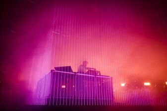 【動画あり】今年、ランニングマンチャレンジで話題になった「My Boo」をFlumeがアレンジし、ライブで披露！