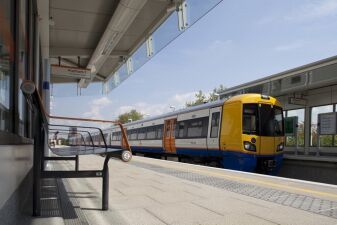 ロンドンで地下鉄Tubeに続き、鉄道Overgroundも週末の24時間運行を発表