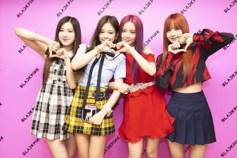 次世代ガールズ・グループBLACKPINK、単独武道館公演でド派手パフォーマンス！日本デビューを鮮烈アピール